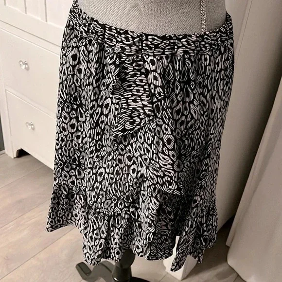 MICHAEL KORS NWOT Animal Print Ruffled Skirt, Size M - Picture 3 of 13